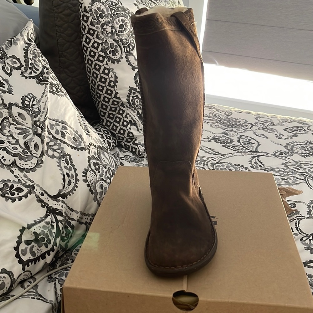 Brand new kids size 5 UGG boots brown suede